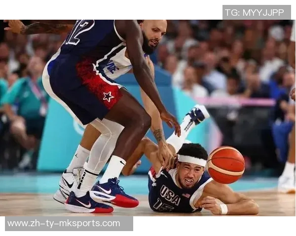 布克高效表现仅用26分钟砍下19分3助攻成为球队绿叶助力胜利